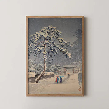 Hasui Kawase woodblock print of Honmonji Temple in snow at Ikegami, a heavily laden pine arching over stone steps as figures with umbrellas climb toward the gate.