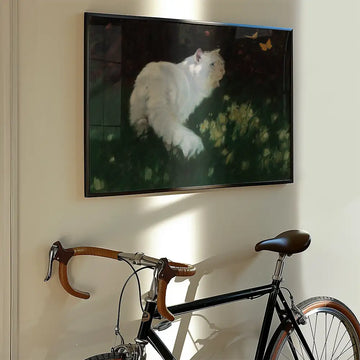 Gato Blanco y Mariposas (Follaje) — póster en una ambientación de ejemplo; marco no incluido