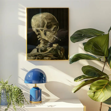 Calavera de esqueleto con cigarrillo encendido — póster en una ambientación de ejemplo; marco no incluido