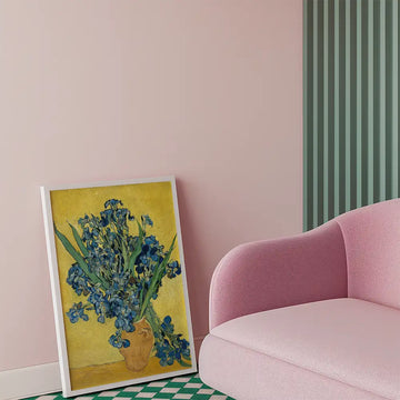 Iris (van Gogh — Gelber Tisch) – Poster in einem Beispiel-Arrangement; Rahmen nicht im Lieferumfang