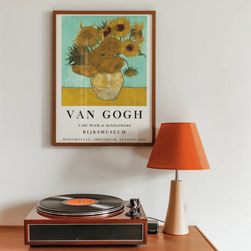 Vase mit zwölf Sonnenblumen – Poster in einem Beispiel-Arrangement; Rahmen nicht im Lieferumfang